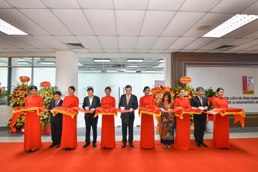 Nghi thức cắt băng khánh thành AI4LIFE và thăm quan không gian làm việc của AI4LIFE. 