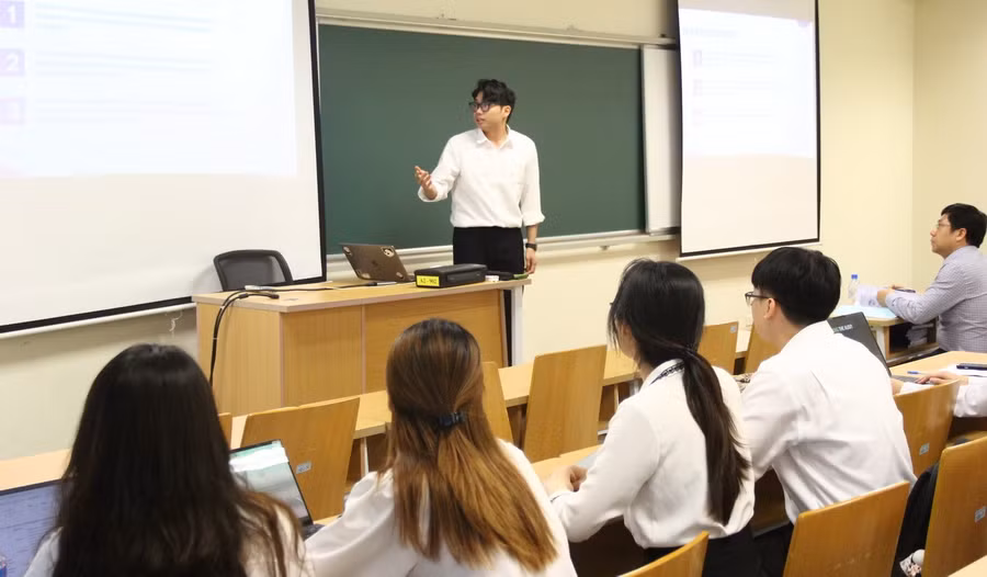 Sinh viên ĐH Kinh tế quốc dân thuyết trình kết quả thực tập.