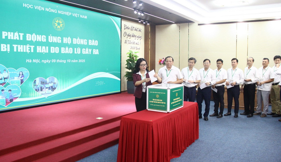 Cán bộ, giảng viên Học viện Nông nghiệp Việt Nam hưởng ứng lễ phát động phong trào ủng hộ đồng bào các tỉnh bị thiệt hại nặng nề do bão lũ.