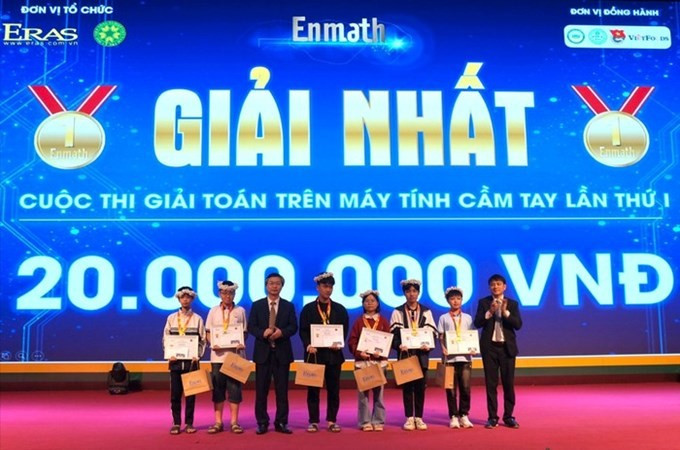 Các thí sinh xuất sắc giành giải Nhất tại vòng chung kết cuộc thi "Giải toán trên máy tính cầm tay – ENMATH" lần thứ nhất - năm 2025. Ảnh: Lưu Diễm.