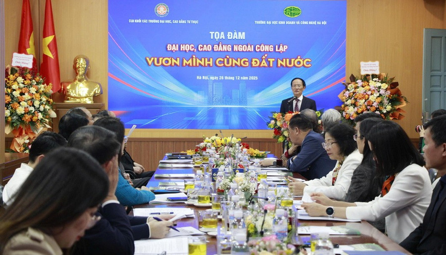 GS.TS Nguyễn Công Nghiệp – Phó Hiệu trưởng phụ trách Trường Đại học Kinh doanh và Công nghệ Hà Nội trao đổi tại Tọa đàm “Đại học, cao đẳng ngoài công lập vươn mình cùng đất nước” - ngày 26/12.