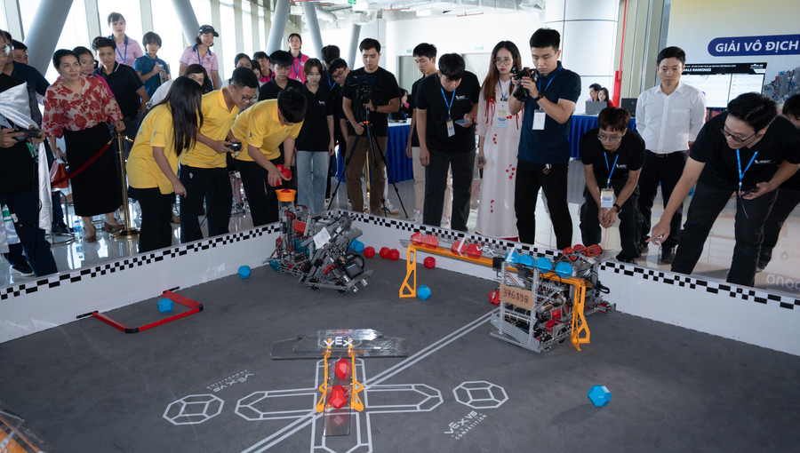 Kick-offtoernooi van het Vietnamees Nationaal Kampioenschap VEX Robotics 2026 robot.jpg