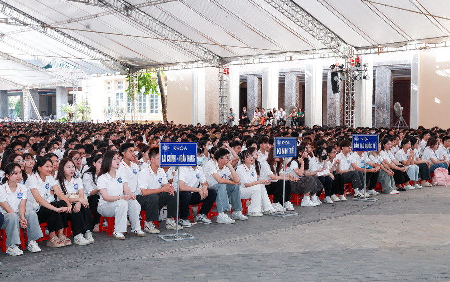 Các tân sinh viên Trường ĐH Thương mại. 1a6a0223.jpg