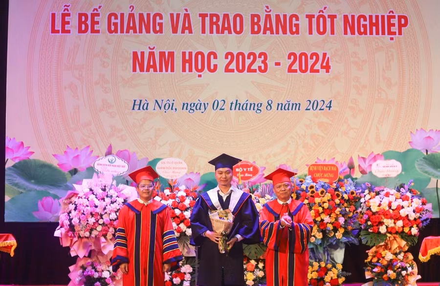 GS Lê Ngọc Thành - Hiệu trưởng Trường ĐH Y dược (ĐH Quốc gia Hà Nội) trao bằng cho tân thạc sĩ.