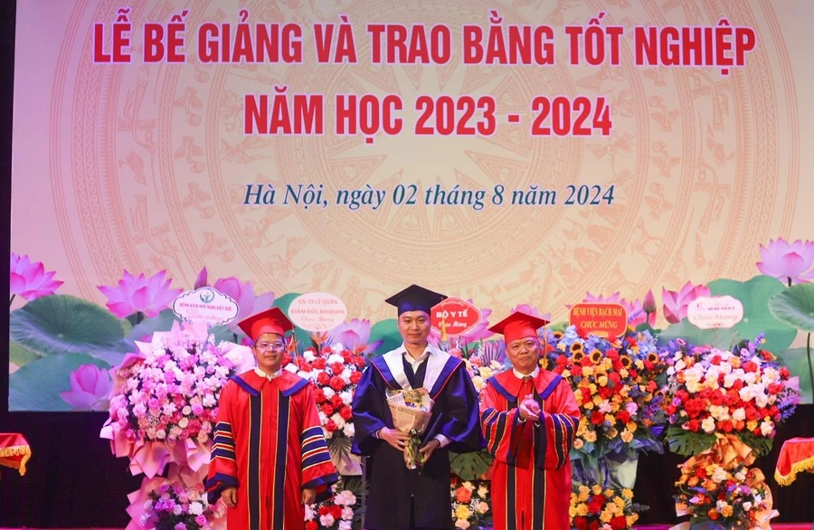 GS Lê Ngọc Thành - Hiệu trưởng Trường ĐH Y dược (ĐH Quốc gia Hà Nội) trao bằng cho tân thạc sĩ.