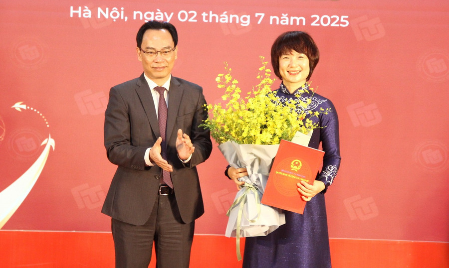 Thứ trưởng Bộ GD&ĐT Hoàng Minh Sơn trao Quyết định công nhận Hiệu trưởng Trường Đại học Ngoại thương nhiệm kỳ 2020 – 2025 với PGS.TS Phạm Thu Hương.