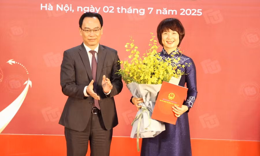 Thứ trưởng Bộ GD&ĐT Hoàng Minh Sơn trao Quyết định công nhận Hiệu trưởng Trường Đại học Ngoại thương nhiệm kỳ 2020 – 2025 với PGS.TS Phạm Thu Hương.