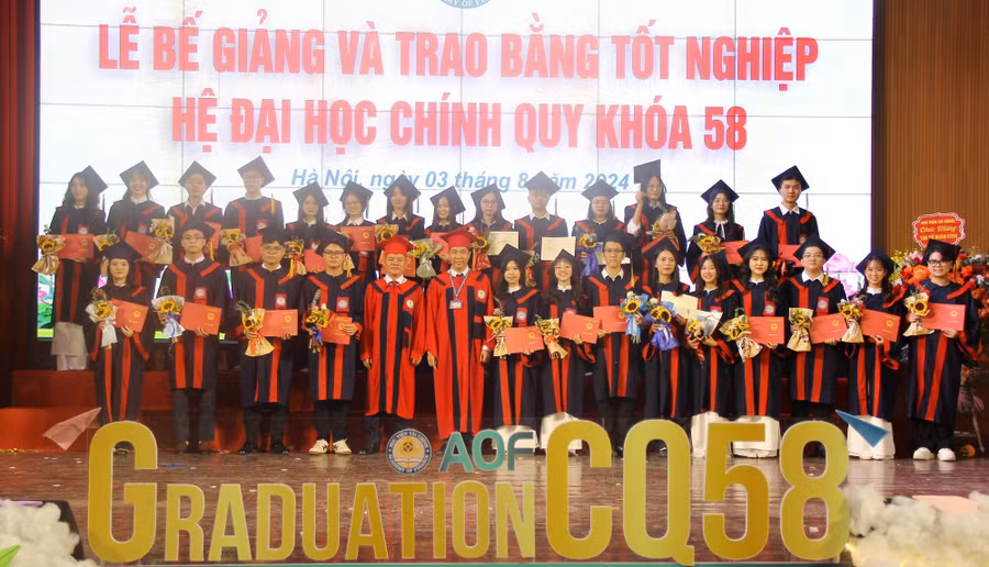 Các tân cử nhân nhận bằng tốt nghiệp.