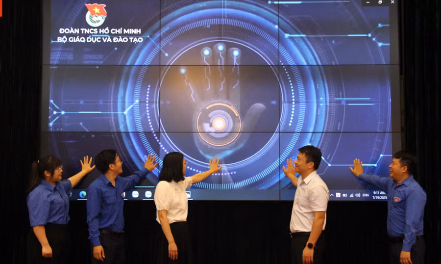 Nghi lễ phát động đợt thi đua cao điểm chào mừng Đại hội đại biểu Đảng bộ Bộ GD&ĐT nhiệm kỳ 2025-2030.