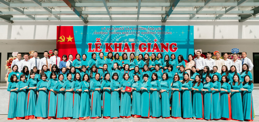 Tập thể sư phạm Trường THCS Khương Thượng (Kim Liên, Hà Nội) trong ngày khai giảng năm học mới.