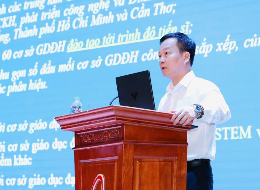 Ông Nguyễn Anh Dũng - Phó Vụ trưởng Vụ Giáo dục đại học (Bộ GD&ĐT) tham luận tại hội nghị. hoptac3nhajpg1.jpg