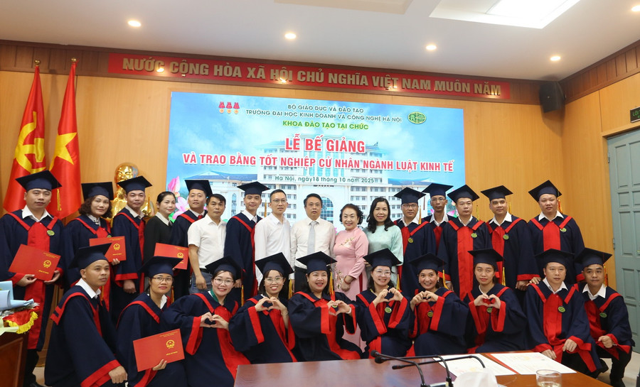 Buổi lễ tốt nghiệp diễn ra trang trọng, ấm cúng. img-3034.jpg
