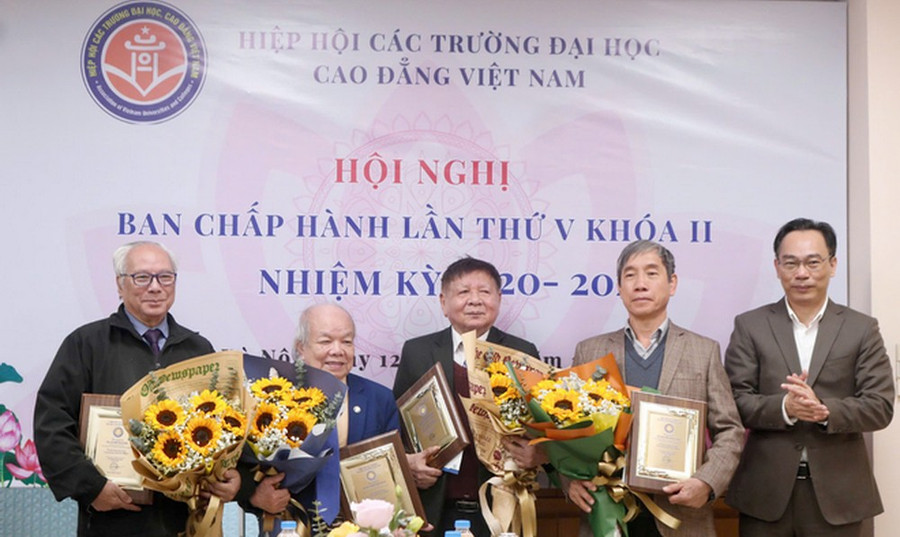 Thứ trưởng Hoàng Minh Sơn tri ân cho các cá nhân (tham dự trực tiếp hội nghị) có nhiều đóng góp trong 10 năm thành lập Hiệp hội.