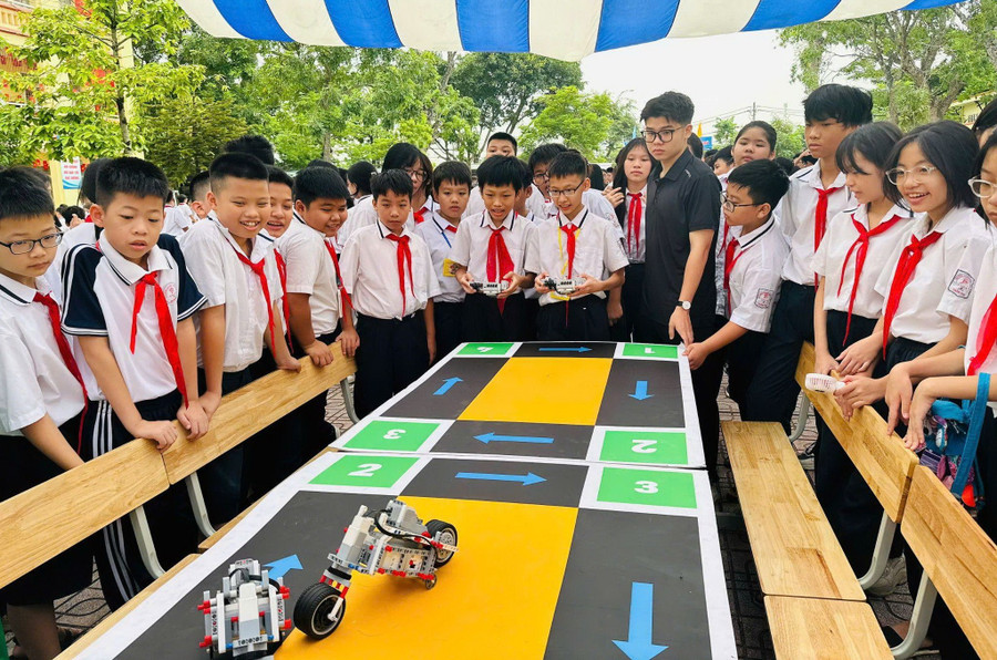Học sinh hào hứng tham gia thi đấu robot đối kháng tại trạm Robotics Mindstorm. robotich-3.jpg