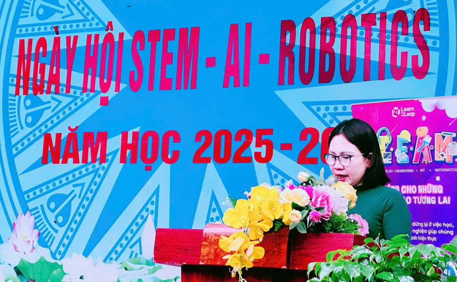 Bà Đỗ Thị Thu Phương - Hiệu trưởng Trường THCS Trần Phú chia sẻ tại Ngày hội. robotich-2.jpg