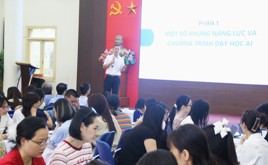 GS.TS Lê Anh Vinh chia sẻ tại buổi tập huấn. chuongtrinhgiaoducai-8.jpg