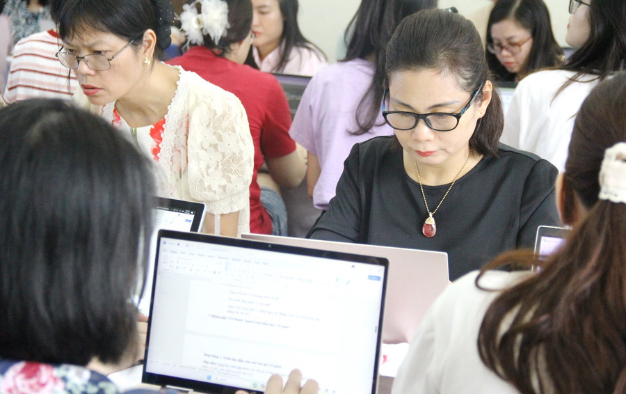 Giáo viên chăm chú nghiên cứu tài liệu. chuongtrinhgiaoducai-7.jpg