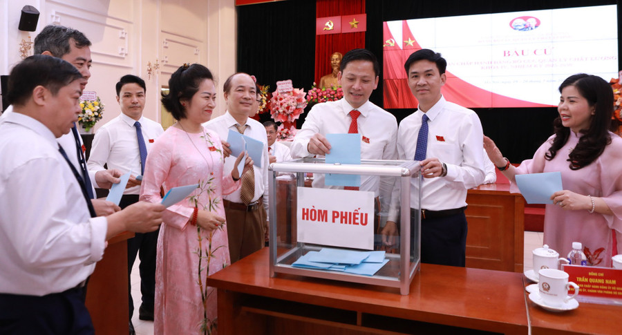 Đảng viên bỏ phiếu bầu Ban chấp hành Đảng bộ nhiệm kỳ 2025 - 2030. 4h4a6868.jpg