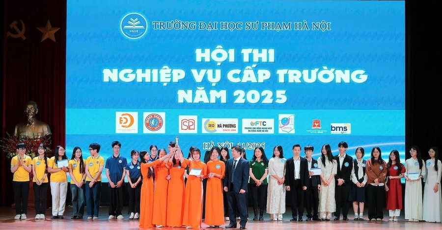 PGS.TS Nguyễn Văn Biên trao giải chung kết phần thi hiểu biết. Ảnh: NTCC.