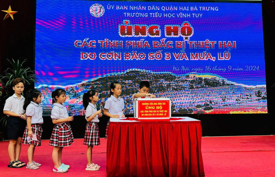 Học sinh Trường tiểu học Vĩnh Tuy ủng hộ đồng bào vùng lũ.