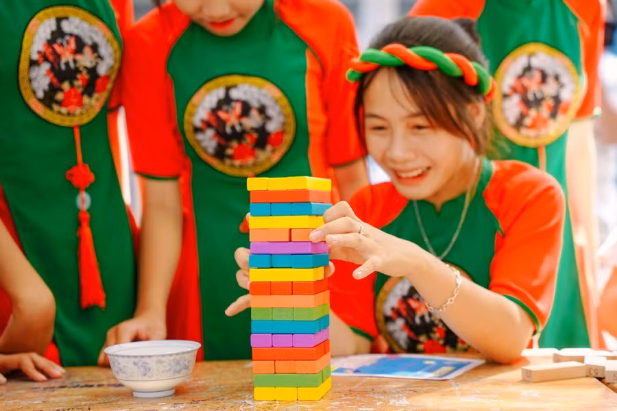 Học Toán có thể thông qua các hoạt động tập thể, trò chơi.