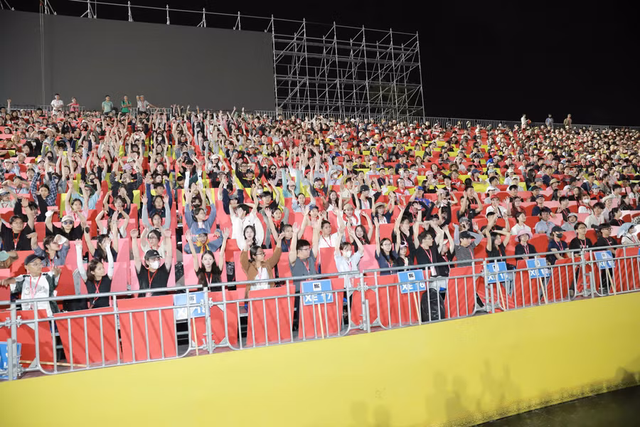 Màn đồng diễn của sinh viên Trường ĐH Sư phạm Nghệ thuật Trung ương trên khán đài.