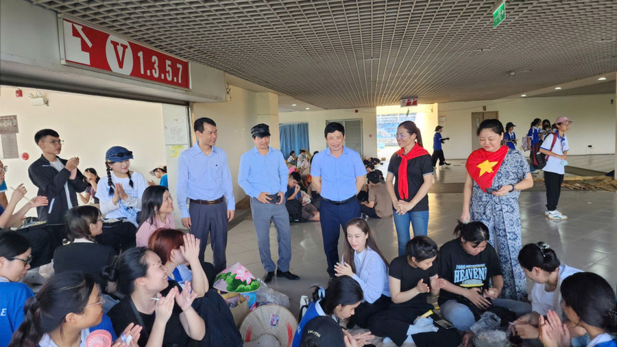 PGS.TS. Lê Vinh Hưng – Hiệu trưởng và ThS Trịnh Thị Thanh – Phó Hiệu trưởng thăm hỏi, động viên lực lượng tham gia xếp hình nghệ thuật tại Lễ Kỷ niệm 80 năm Cách mạng Tháng Tám thành công và Quốc khánh nước Cộng hòa xã hội chủ nghĩa Việt Nam xephinhjpg7.jpg