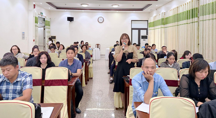 Hơn 100 cán bộ quản lý và giáo viên phổ thông trên địa bàn tham dự khóa tập huấn.