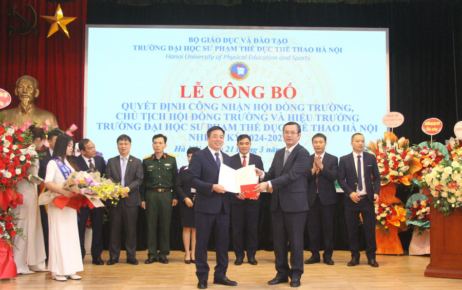 Thứ trưởng Bộ GD&ĐT Nguyễn Văn Phúc (bên phải) trao Quyết định công nhận PGS.TS Nguyễn Duy Quyết là Hiệu trưởng Trường ĐH Sư phạm Thể dục Thể thao Hà Nội, nhiệm kỳ 2024 – 2029.