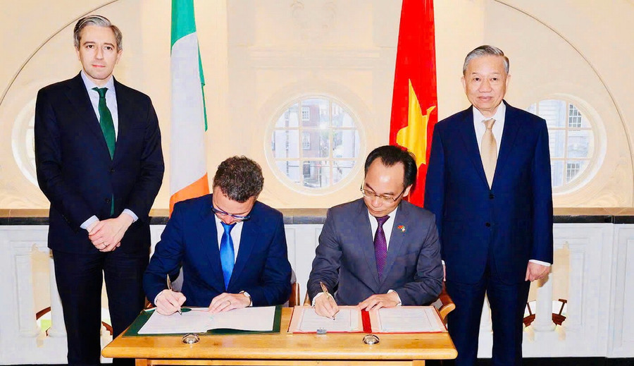 Thứ trưởng Hoàng Minh Sơn và Bộ trưởng Patrick O’Donovan ký Thoả thuận đối tác chiến lược ngành về hợp tác giáo dục đại học trước sự chứng kiến của Tổng Bí thư, Chủ tịch nước Tô Lâm và Thủ tướng Ireland Simon Harris.