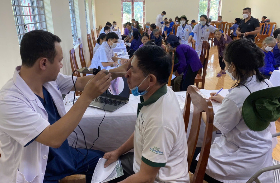 Cán bộ, giảng viên, sinh viên Học viện Y Dược học cổ truyền Việt Nam thực hiện khám miễn phí cho người dân.