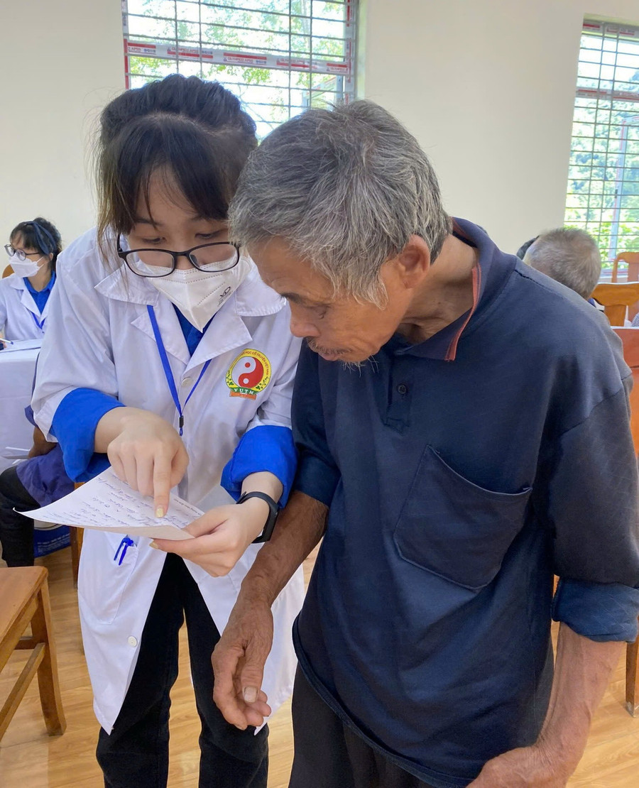 Sinh viên Học viện Y Dược học cổ truyền Việt Nam tham gia tình nguyện "mùa hè xanh". chungchihanhnghejpg1.jpg