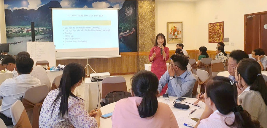 Chuyên gia hướng dẫn giáo viên về các phương pháp dạy học thúc đẩy tư duy phát triển.