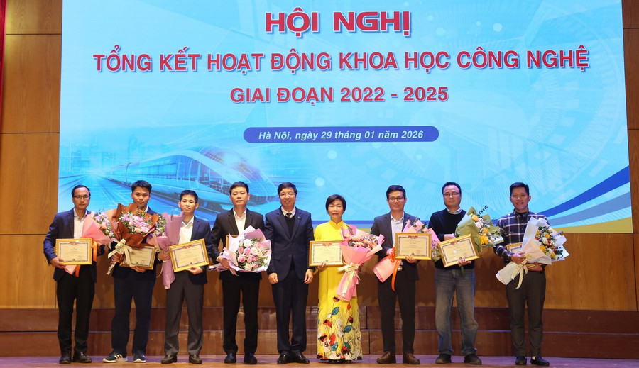 PGS.TS Nguyễn Văn Hùng chúc mừng cán bộ, giảng viên có thành tích trong hoạt động nghiên cứu KHCN.