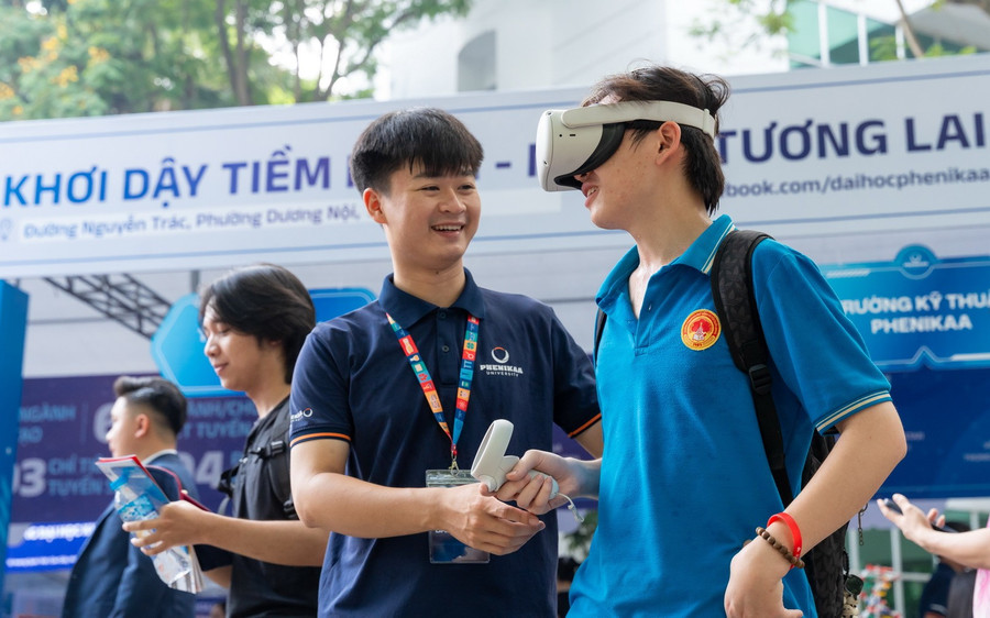 Thí sinh trải nghiệm thiết bị trí tuệ nhân tạo tại Ngày hội lựa chọn nguyện vọng xét tuyển 2025.