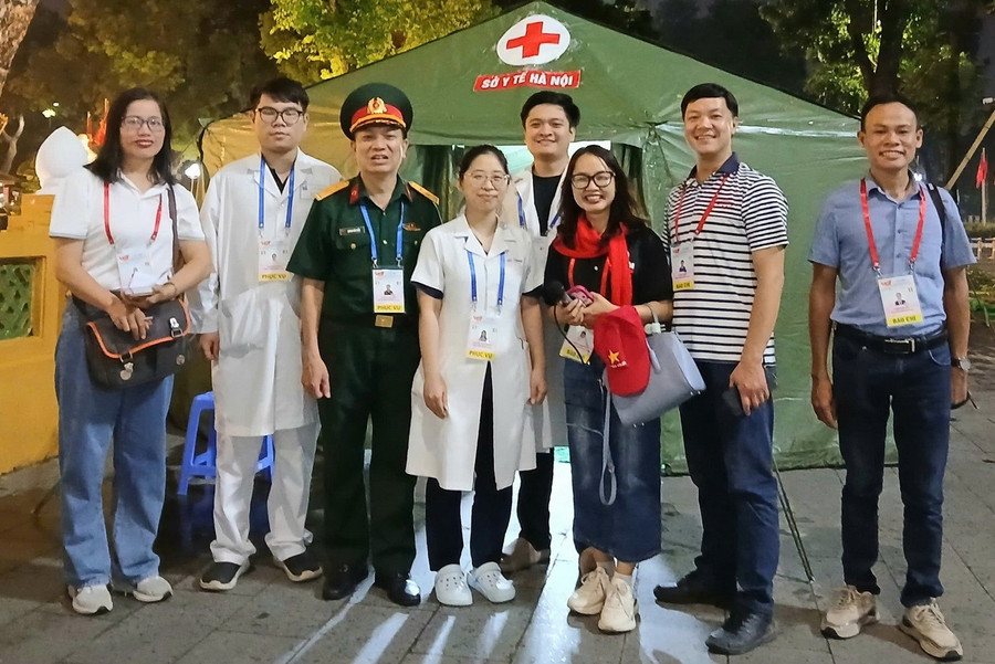 Đội ngũ y, bác sĩ chụp tại lều y tế dã chiến trên phố Độc Lập, Tôn Thất Đàm (Hà Nội) chụp ảnh cùng nhóm phóng viên. d11.jpg