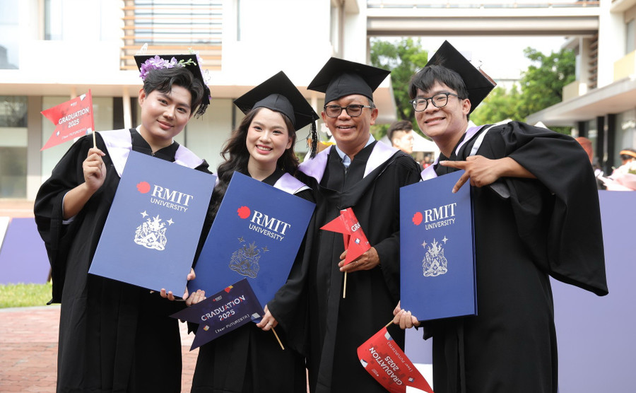 Các tân khoa Trường Đại học RMIT Việt Nam mừng Lễ tốt nghiệp.