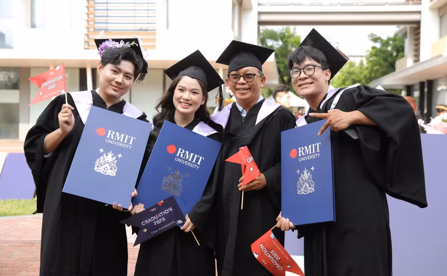 Các tân khoa Trường Đại học RMIT Việt Nam mừng Lễ tốt nghiệp.
