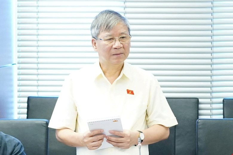 Đại biểu Nguyễn Anh Trí - đại biểu Quốc hội Đoàn TP Hà Nội phát biểu tại họp tổ. sachgiaokhoajpg1.jpg
