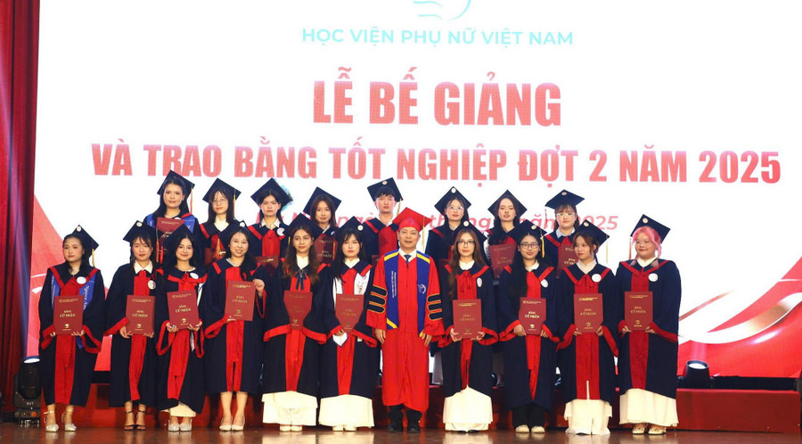PGS.TS Trần Quang Tiến – Giám đốc Học viện Phụ nữ Việt Nam trao bằng tốt nghiệp cho tân cử nhân, thạc sĩ.