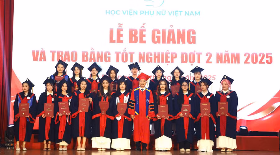PGS.TS Trần Quang Tiến – Giám đốc Học viện Phụ nữ Việt Nam trao bằng tốt nghiệp cho tân cử nhân, thạc sĩ.