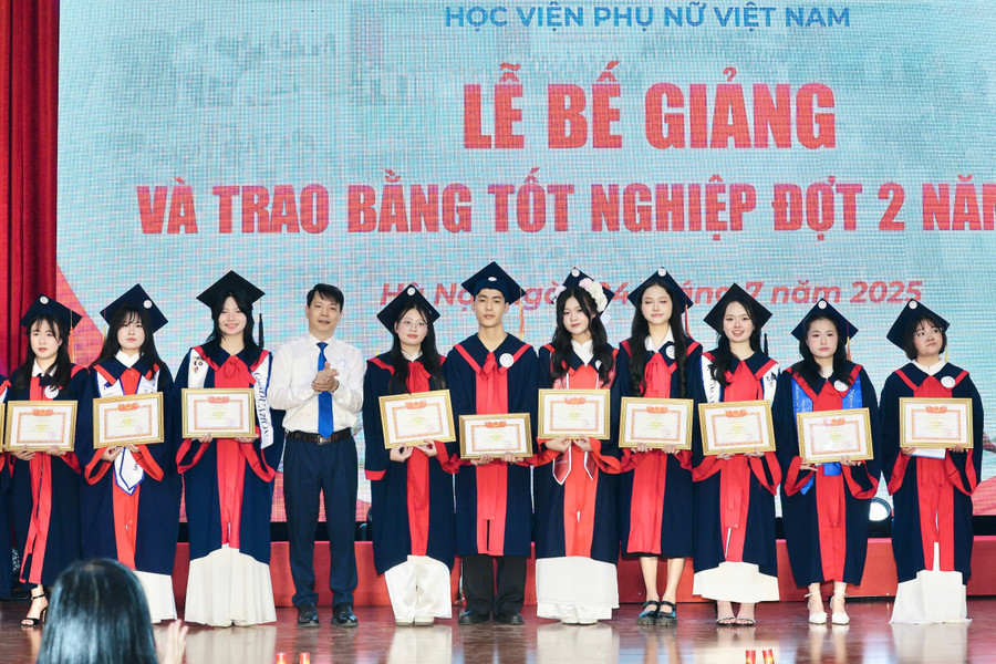 Nhân dịp này, nhiều sinh viên được vinh danh khen thưởng. traobangtotnghiepjpg2.jpg