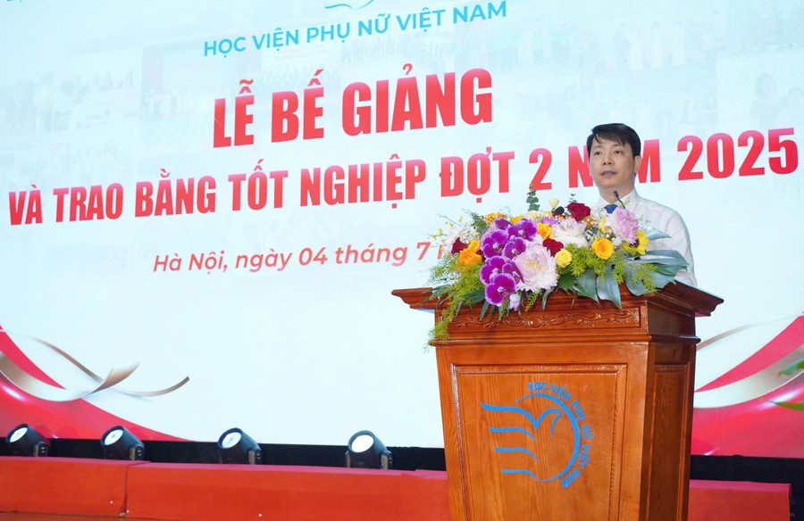 PGS.TS Trần Quang Tiến – Giám đốc Học viện Phụ nữ Việt Nam phát biểu tại buổi lễ. traobangtotnghiep-2500.jpg