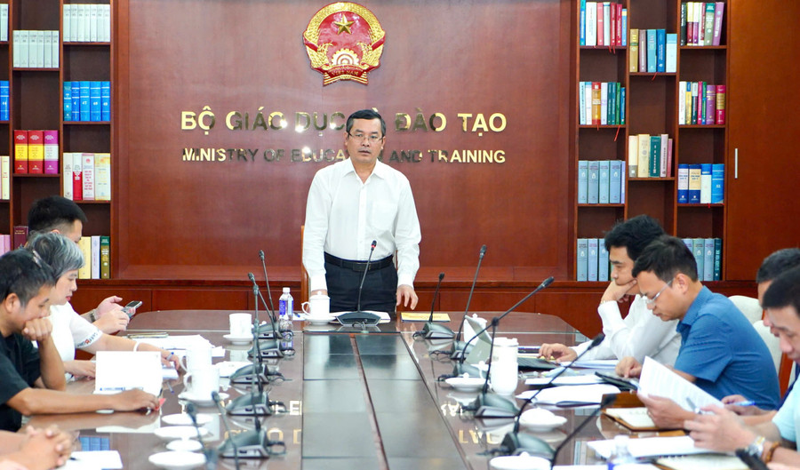 Thứ trưởng Bộ GD&ĐT Nguyễn Văn Phúc phát biểu tại buổi làm việc.