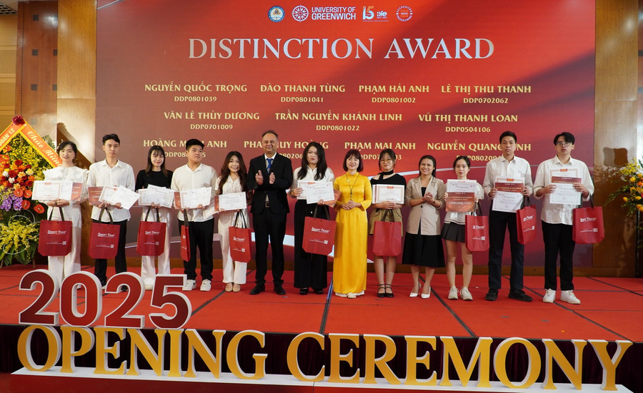 Nhiều sinh viên được vinh danh tại buổi lễ. lienketsdaotao-2.jpg