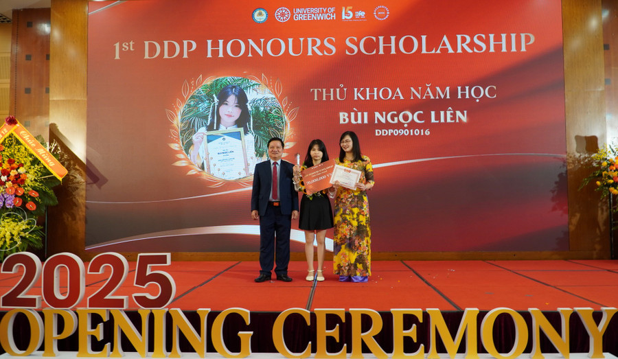 Vinh danh thủ khoa năm học với sinh viên Bùi Ngọc Liên. lienketsdaotao-3.jpg
