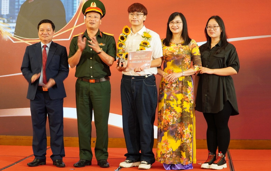 Thủ khoa đầu vào Nguyễn Anh Quang được vinh danh.