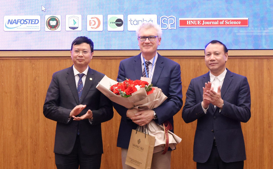 Lãnh đạo Trường ĐH Sư phạm Hà Nội tặng hoa chuyên gia quốc tế đến tham dự hội thảo.