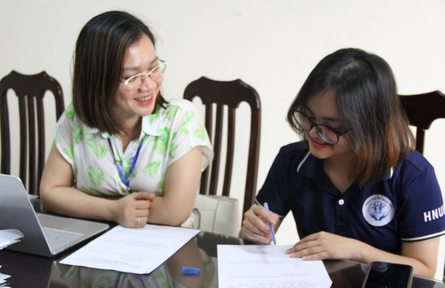 Sinh viên Khoa Giáo dục mầm non, Trường ĐH Sư phạm Hà Nội trả lời các câu hỏi phỏng vấn đoàn khảo sát. img-0890.jpg