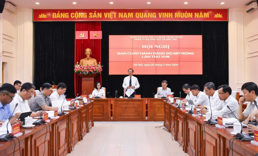 Thứ trưởng Phạm Ngọc Thưởng - Bí thư Đảng ủy Bộ GD&ĐT chủ trì hội nghị.